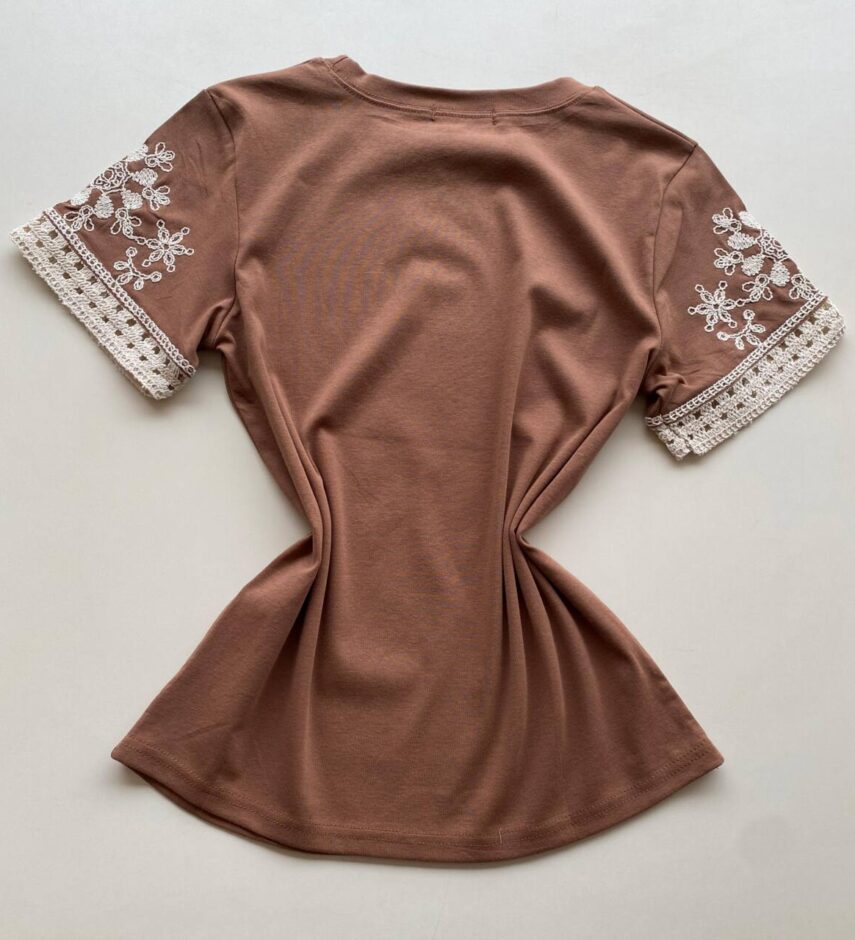 Blusa Feminina Manga Curta Hellen com Bordado Chocolate - Fernanda Ramos Store