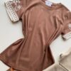 Blusa Feminina Manga Curta Hellen com Bordado Chocolate - Fernanda Ramos Store