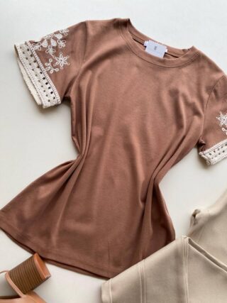 Blusa Feminina Manga Curta Hellen com Bordado Chocolate - Fernanda Ramos Store