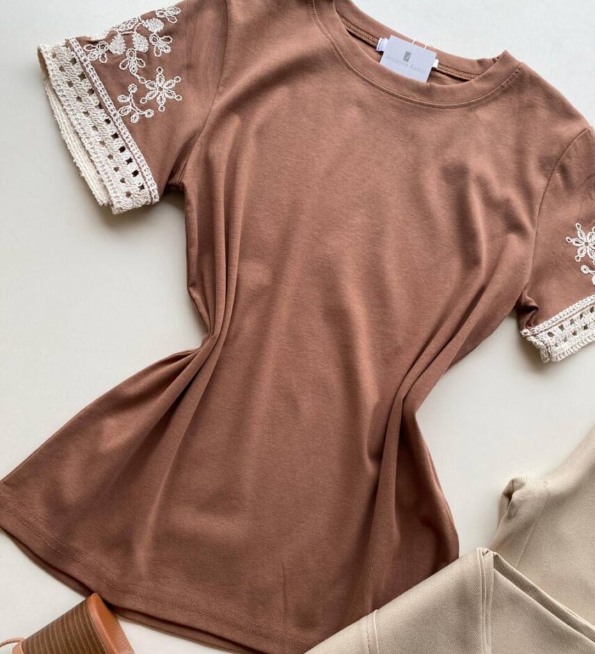 Blusa Feminina Manga Curta Hellen com Bordado Chocolate - Fernanda Ramos Store