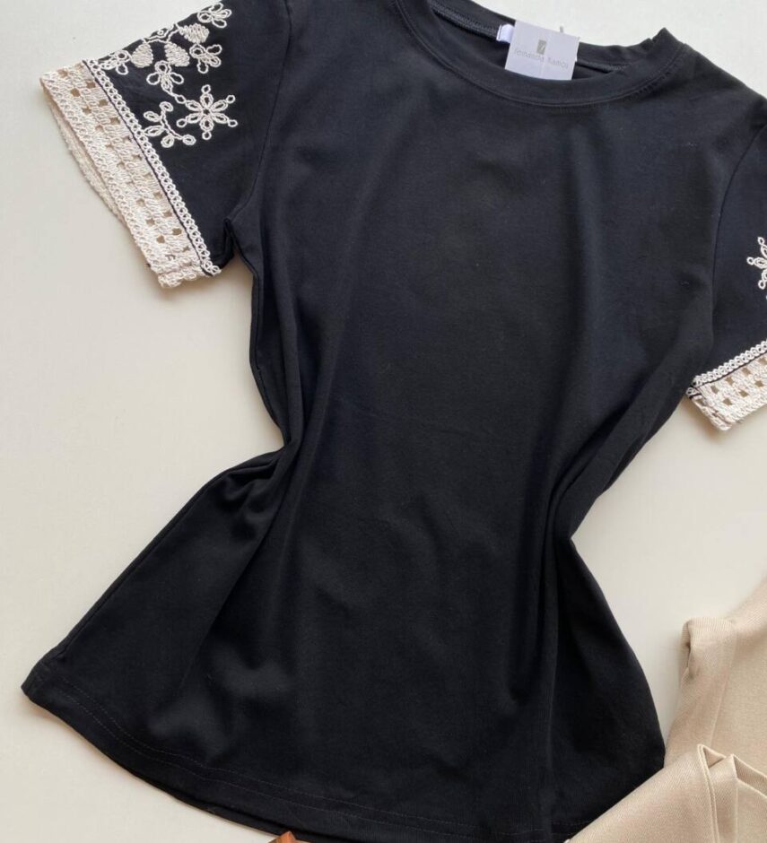 Blusa Feminina Manga Curta Hellen com Bordado Preta - Fernanda Ramos Store