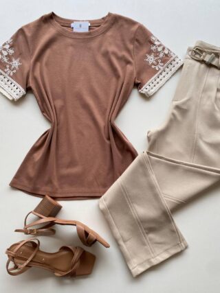 Blusa Feminina Manga Curta Hellen com Bordado Chocolate - Fernanda Ramos Store