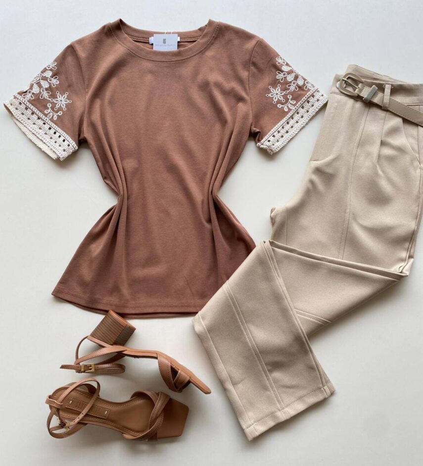 Blusa Feminina Manga Curta Hellen com Bordado Chocolate - Fernanda Ramos Store