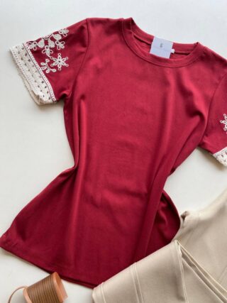 Blusa Feminina Manga Curta Hellen com Bordado Vinho - Fernanda Ramos Store