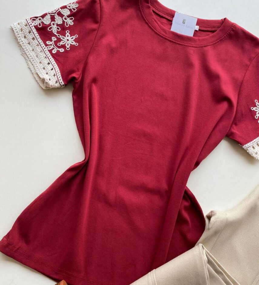 Blusa Feminina Manga Curta Hellen com Bordado Vinho - Fernanda Ramos Store