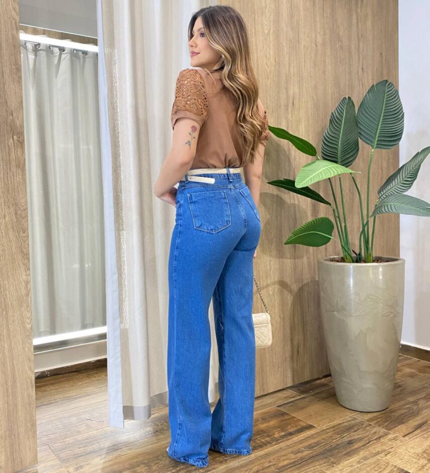 Blusa Feminina Manga Curta Leia com Detalhes em Bordado Chocolate - Fernanda Ramos Store