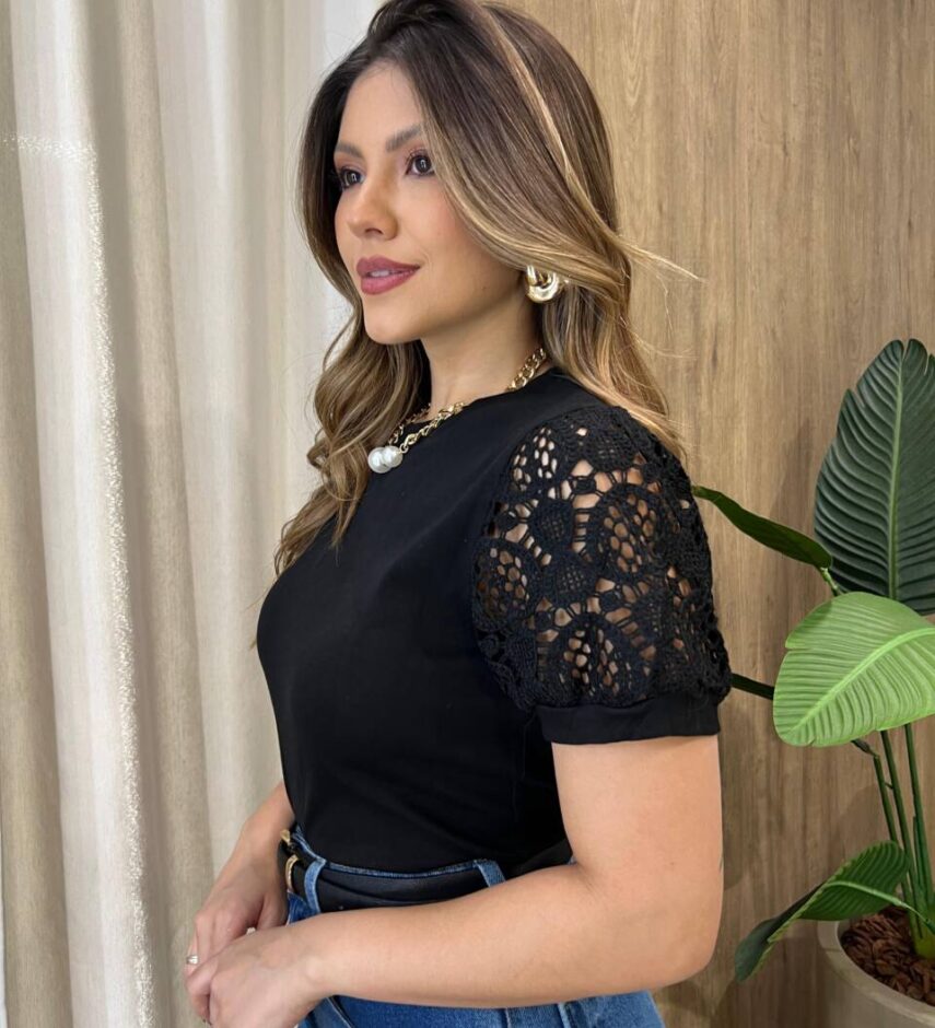 Blusa Feminina Manga Curta Leia com Detalhes em Bordado Preta - Fernanda Ramos Store