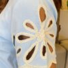 Blusa Feminina Milena Manga Curta Bordado em Flor Azul - Fernanda Ramos Store