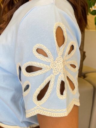 Blusa Feminina Milena Manga Curta Bordado em Flor Azul - Fernanda Ramos Store