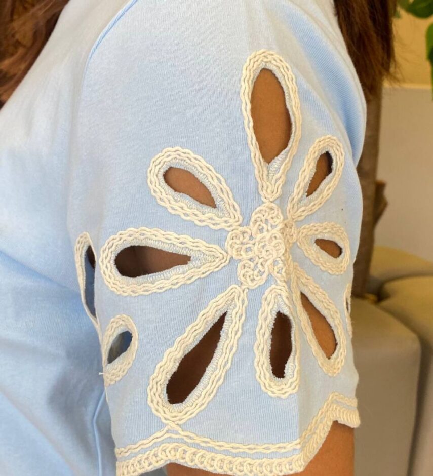 Blusa Feminina Milena Manga Curta Bordado em Flor Azul - Fernanda Ramos Store