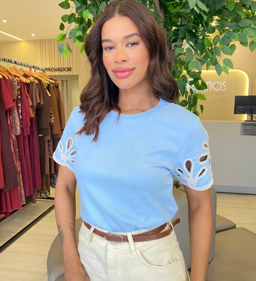 Blusa Feminina Milena Manga Curta Bordado em Flor Azul - Fernanda Ramos Store