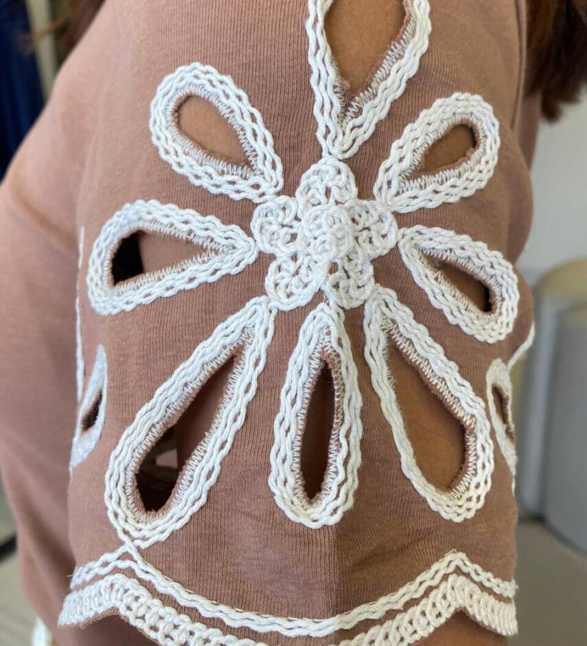 Blusa Feminina Milena Manga Curta Bordado em Flor Chocolate - Fernanda Ramos Store