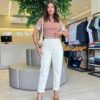 Blusa Feminina Milena Manga Curta Bordado em Flor Chocolate - Fernanda Ramos Store