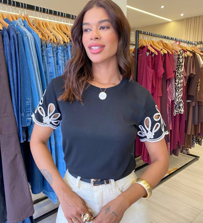 Blusa Feminina Milena Manga Curta Bordado em Flor Preta - Fernanda Ramos Store