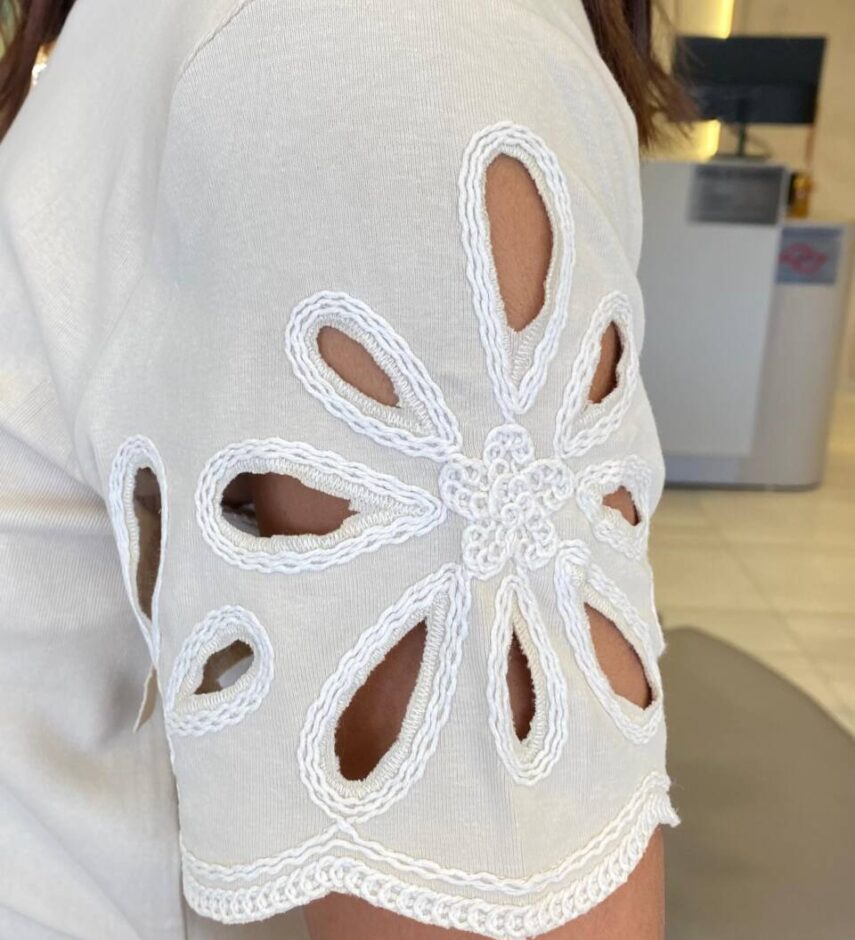 Blusa Feminina Milena Manga Curta Bordado em Flor Nude - Fernanda Ramos Store