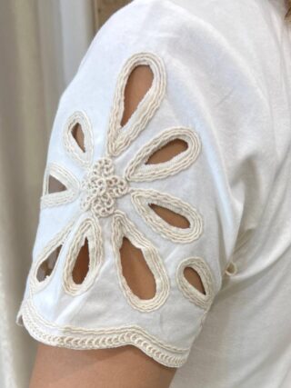 Blusa Feminina Milena Manga Curta Bordado em Flor Off White - Fernanda Ramos Store