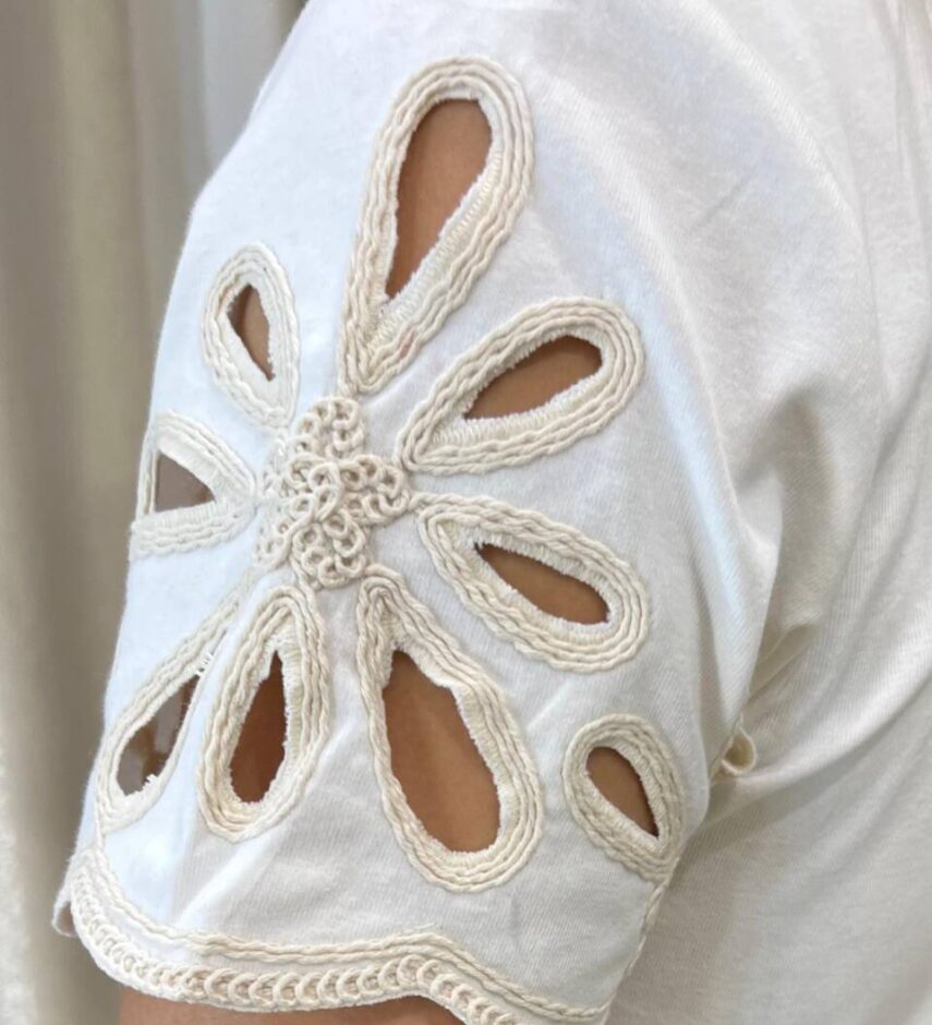Blusa Feminina Milena Manga Curta Bordado em Flor Off White - Fernanda Ramos Store