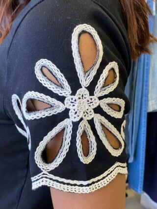 Blusa Feminina Milena Manga Curta Bordado em Flor Preta - Fernanda Ramos Store