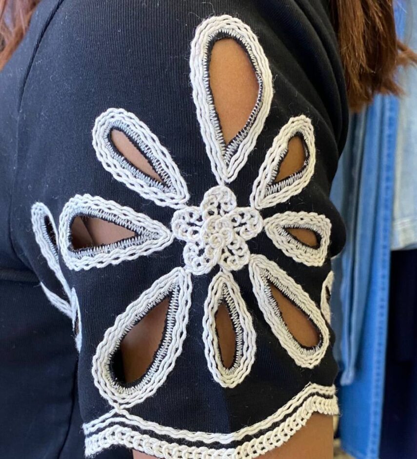 Blusa Feminina Milena Manga Curta Bordado em Flor Preta - Fernanda Ramos Store