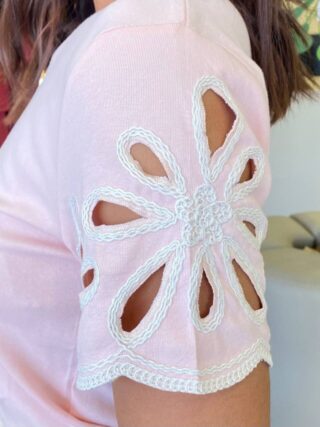 Blusa Feminina Milena Manga Curta Bordado em Flor Rosa Claro - Fernanda Ramos Store
