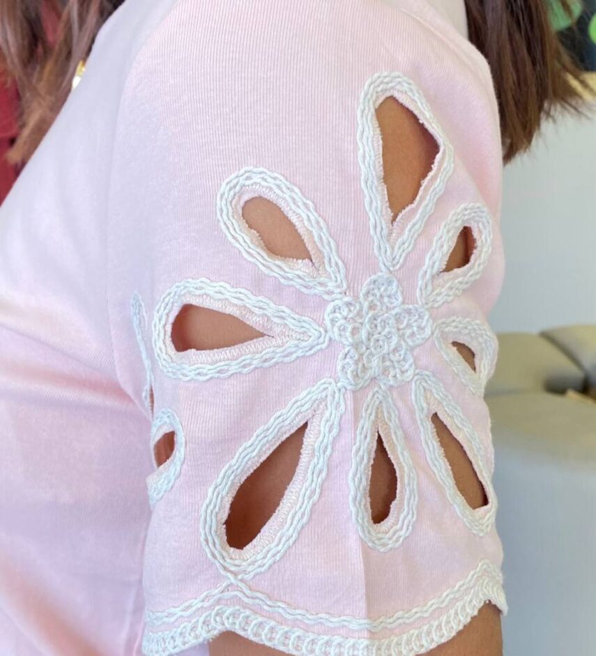 Blusa Feminina Milena Manga Curta Bordado em Flor Rosa Claro - Fernanda Ramos Store