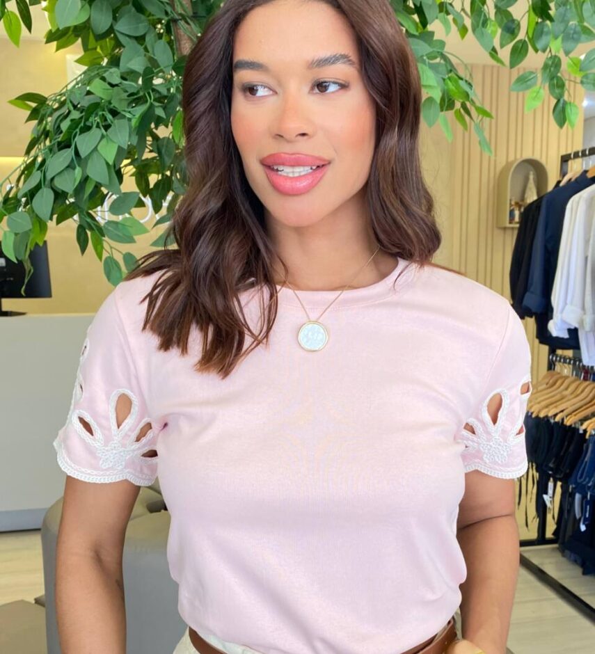 Blusa Feminina Milena Manga Curta Bordado em Flor Rosa Claro - Fernanda Ramos Store