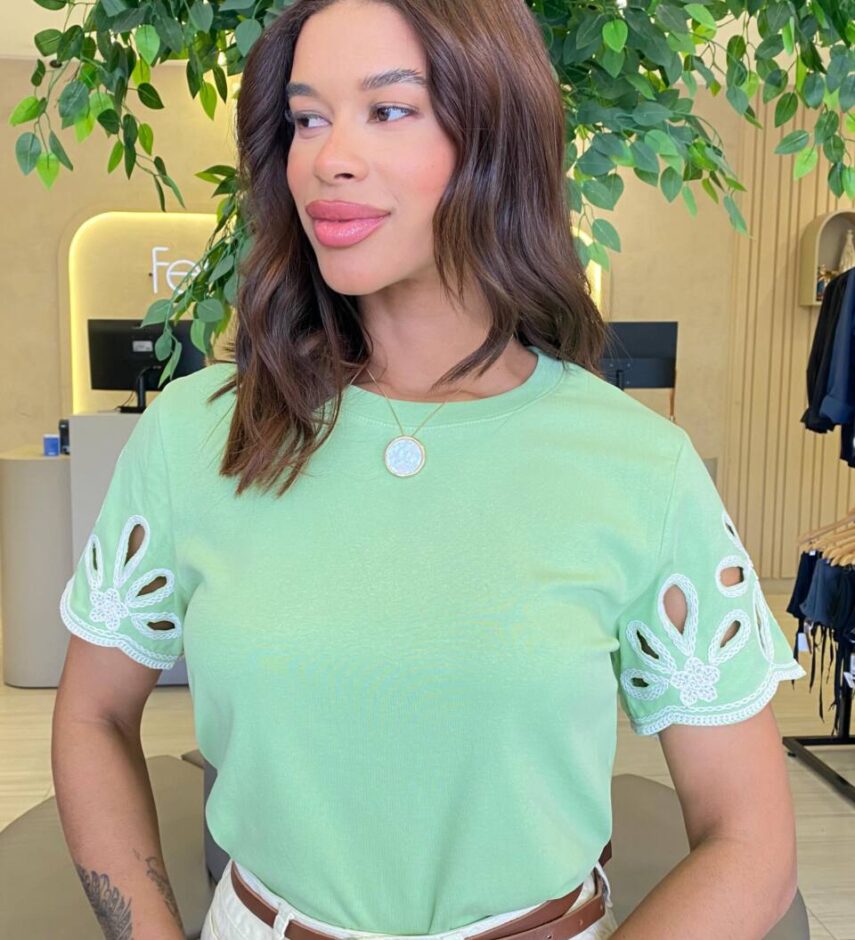Blusa Feminina Milena Manga Curta Bordado em Flor Verde - Fernanda Ramos Store