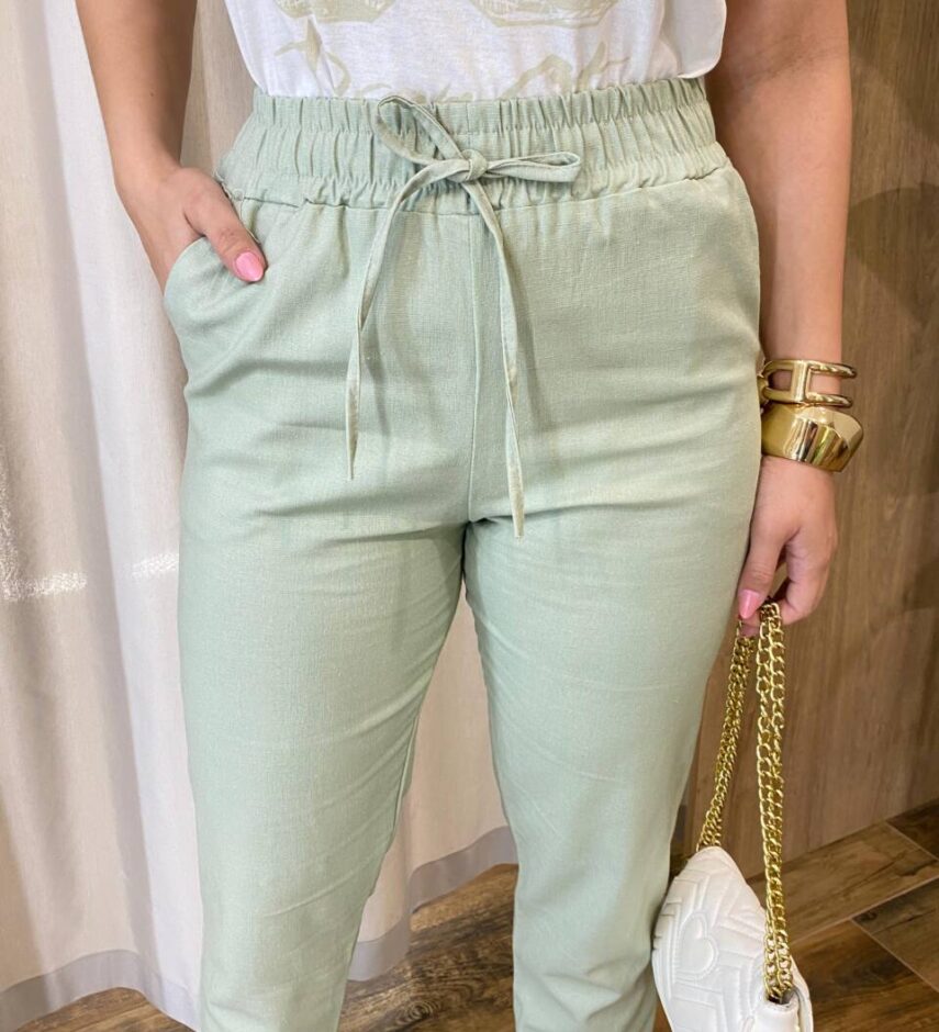 Calça Feminina Viscolinho Soraia Bolsos e Detalhe Barra Verde Mata - Fernanda Ramos Store