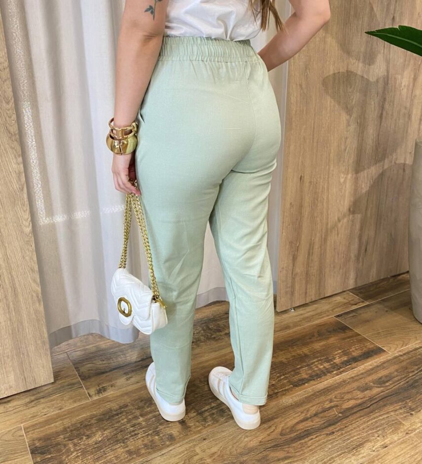 Calça Feminina Viscolinho Soraia Bolsos e Detalhe Barra Verde Mata - Fernanda Ramos Store
