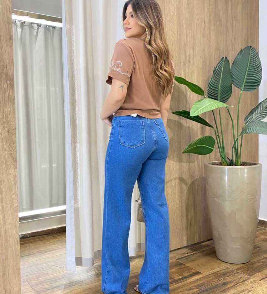 Cropped Feminino Marli Manga Curta Detalhe em Bordado Chocolate - Fernanda Ramos Store