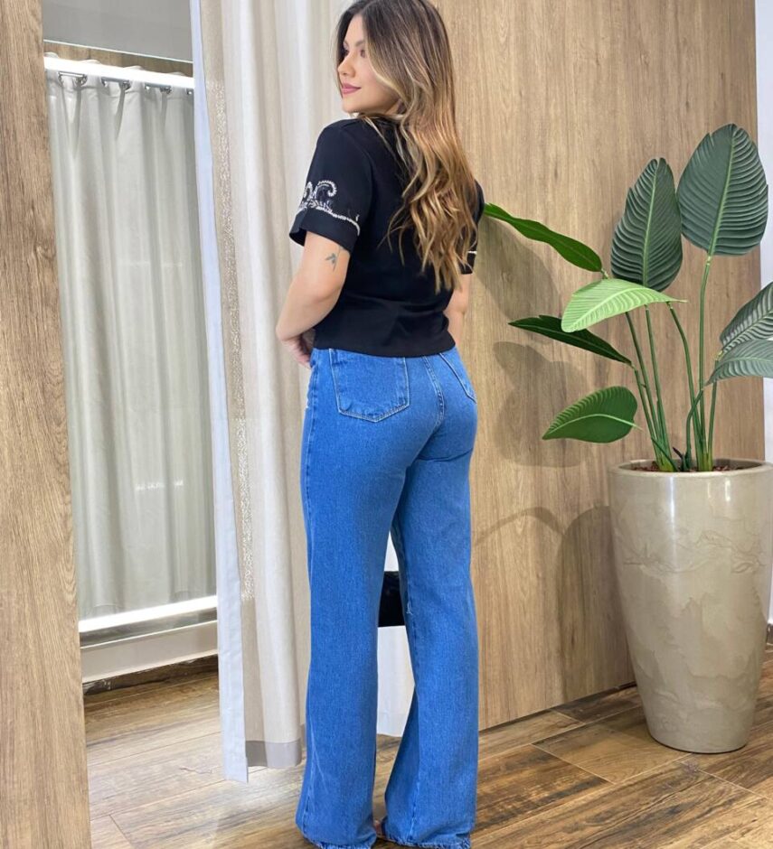 Cropped Feminino Marli Manga Curta Detalhe em Bordado Preto - Fernanda Ramos Store