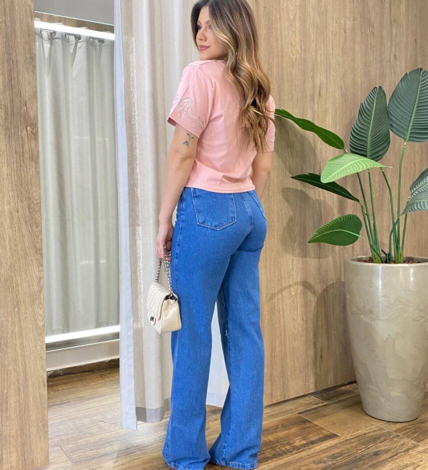 Cropped Feminino Marli Manga Curta Detalhe em Bordado Rosa - Fernanda Ramos Store