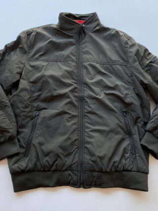 Jaqueta Masculina Plus com Detalhe do Zíper Verde Militar - Fernanda Ramos Store