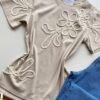 T-shirt Feminina Manga Curta Lois com Bordado Bege - Fernanda Ramos Store