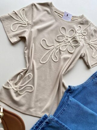 T-shirt Feminina Manga Curta Lois com Bordado Bege - Fernanda Ramos Store