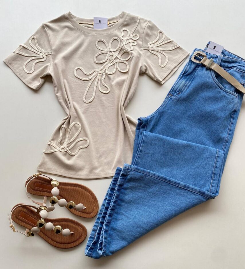 T-shirt Feminina Manga Curta Lois com Bordado Bege - Fernanda Ramos Store