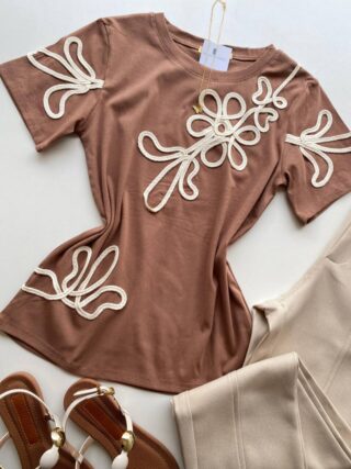 T-shirt Feminina Manga Curta Lois com Bordado Chocolate - Fernanda Ramos Store