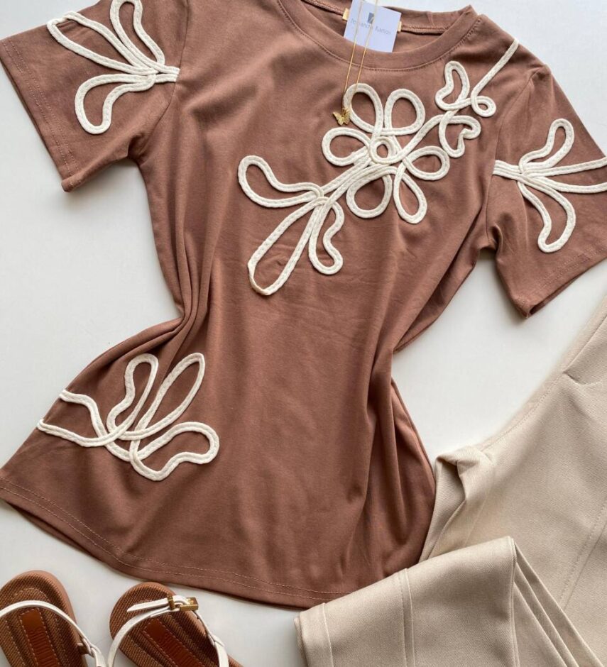 T-shirt Feminina Manga Curta Lois com Bordado Chocolate - Fernanda Ramos Store