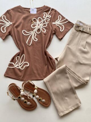 T-shirt Feminina Manga Curta Lois com Bordado Chocolate - Fernanda Ramos Store