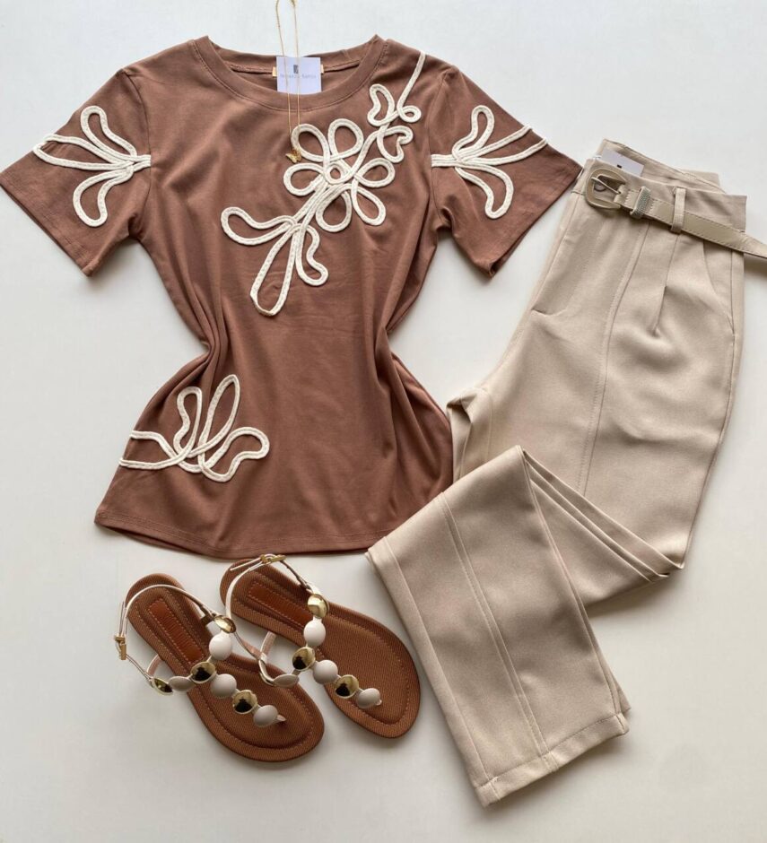 T-shirt Feminina Manga Curta Lois com Bordado Chocolate - Fernanda Ramos Store