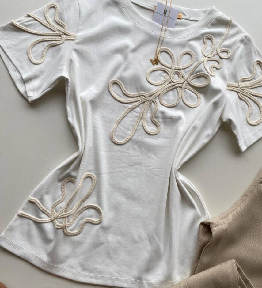 T-shirt Feminina Manga Curta Lois com Bordado Off White - Fernanda Ramos Store