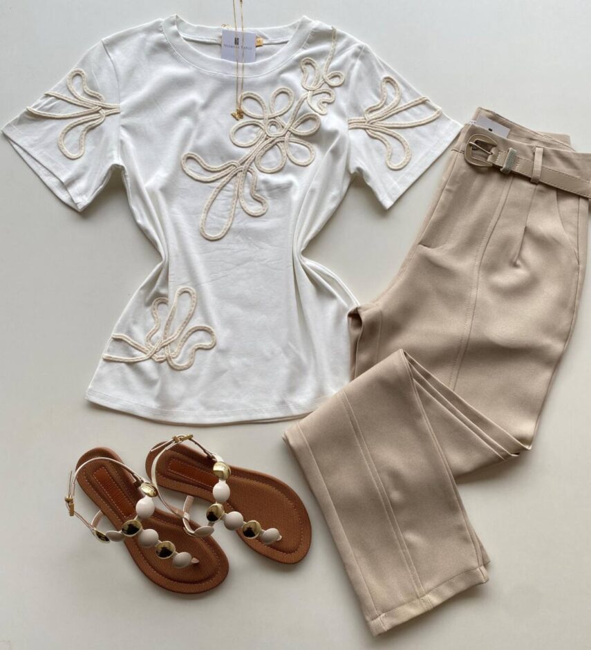 T-shirt Feminina Manga Curta Lois com Bordado Off White - Fernanda Ramos Store