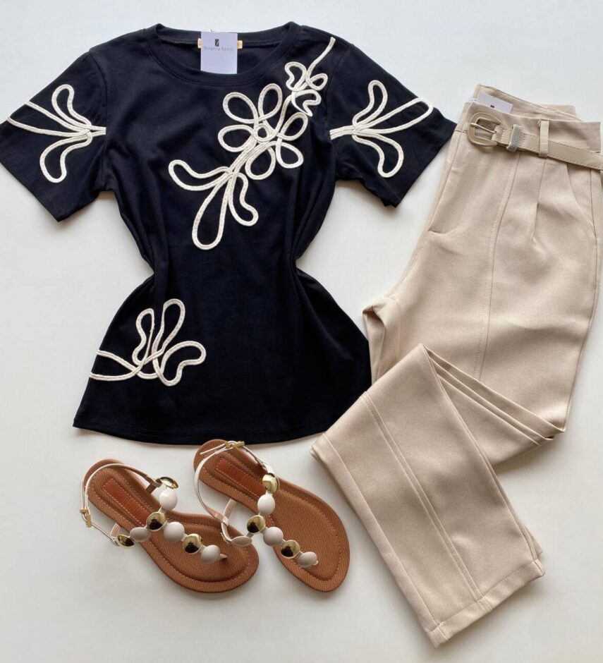 T-shirt Feminina Manga Curta Lois com Bordado Preto - Fernanda Ramos Store